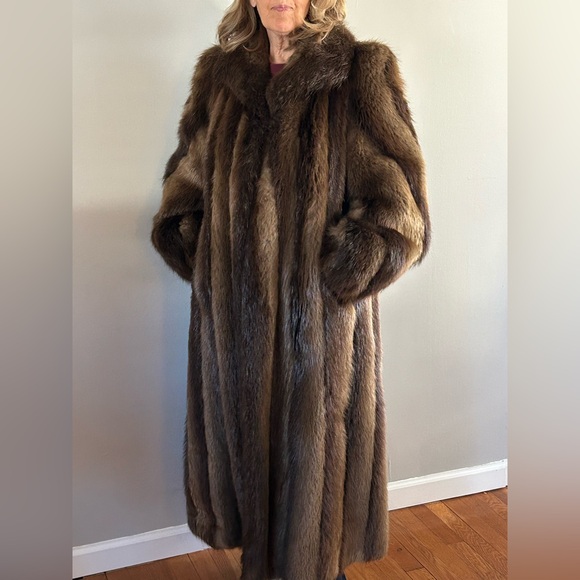 Luxurious Beaver/Fox Full-Length Fur Coat - Picture 6 of 13